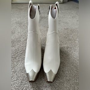 Brand new in box white Dakota cowgirl boots 9